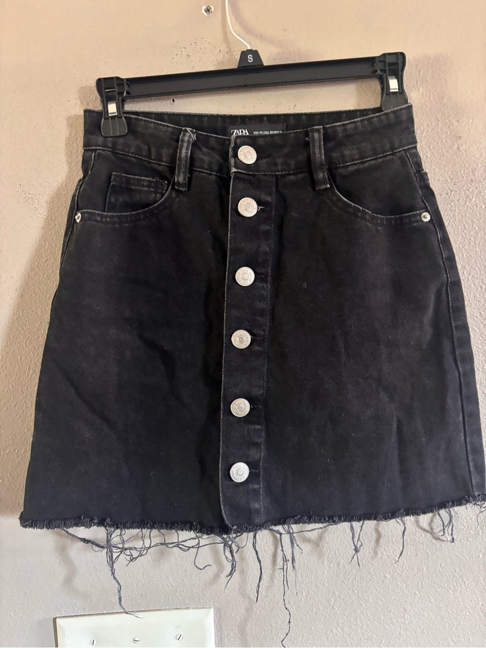 Zara Black Button-Front Frayed-Hem Denim Mini Skirt